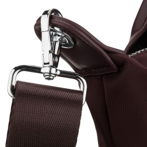 Bordowa listonoszka damska z poliestru zawieszona na szerokim pasku i poręcznych uchwytach - Peterson