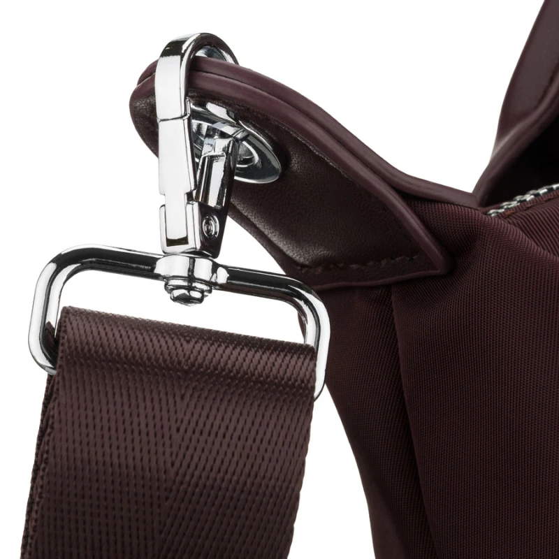 Bordowa listonoszka damska z poliestru zawieszona na szerokim pasku i poręcznych uchwytach - Peterson