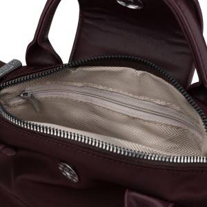 Bordowa listonoszka damska z poliestru zawieszona na szerokim pasku i poręcznych uchwytach - Peterson