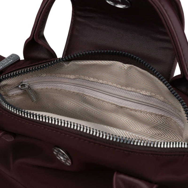 Bordowa listonoszka damska z poliestru zawieszona na szerokim pasku i poręcznych uchwytach - Peterson