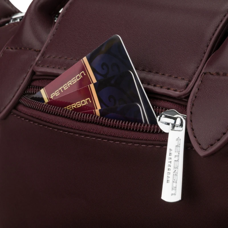 Bordowa listonoszka damska z poliestru zawieszona na szerokim pasku i poręcznych uchwytach - Peterson