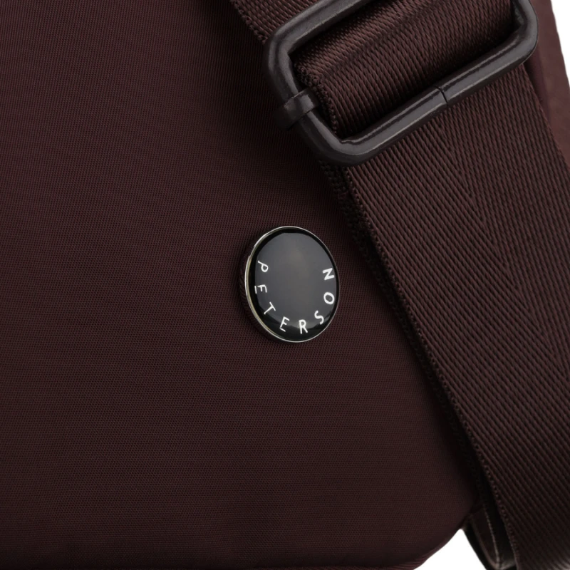 Bordowa listonoszka damska z poliestru zawieszona na szerokim pasku, dwukomorowa - Peterson