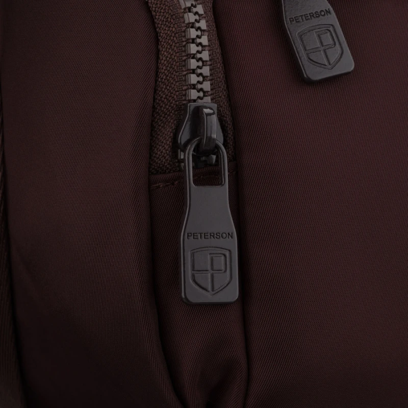 Bordowa listonoszka damska z poliestru zawieszona na szerokim pasku, dwukomorowa - Peterson