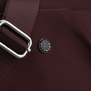 Bordowa, poręczna listonoszka damska z poliestru zawieszona na szerokim pasku - Peterson