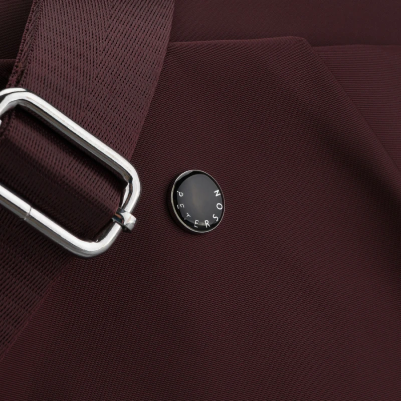 Bordowa, poręczna listonoszka damska z poliestru zawieszona na szerokim pasku - Peterson