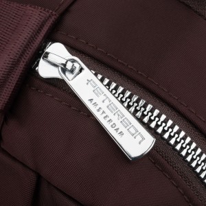 Bordowa, poręczna listonoszka damska z poliestru zawieszona na szerokim pasku - Peterson