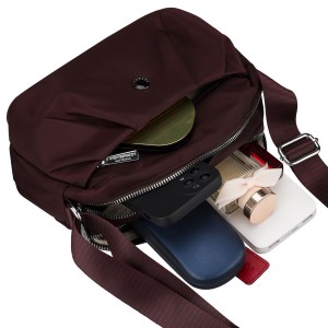 Bordowa, poręczna listonoszka damska z poliestru zawieszona na szerokim pasku - Peterson