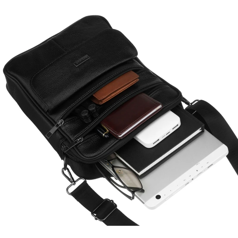 Praktyczna listonoszka męska ze skóry naturalnej w czarnym kolorze, jednokomorowa - Rovicky