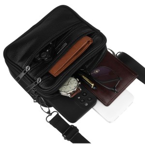 Listonoszka męska wykonana ze skóry naturalnej w czarnym kolorze, zawieszona na odpinanym pasku - Rovicky