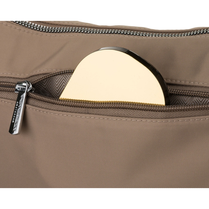 Ciemnobeżowa listonoszka damska z poliestru, jednokomorowa z zewnętrzną kieszonką - Peterson