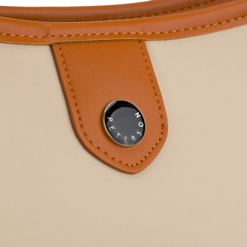 Praktyczna torebka damska z poliestru i skóry ekologicznej w kolorze ecru, zamykana suwakiem - Peterson