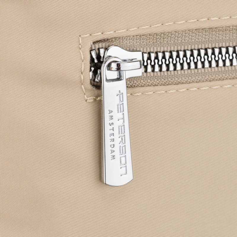 Praktyczna torebka damska z poliestru i skóry ekologicznej w kolorze ecru, zamykana suwakiem - Peterson