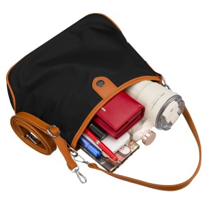 Czarna torebka crossbody Peterson z długim regulowanym paskiem