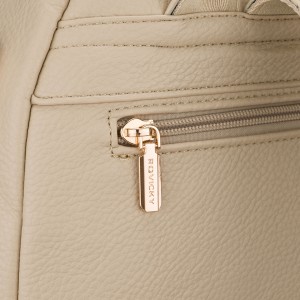 Elegancki plecak damski z bocznymi kieszeniami wykonany ze skóry ekologicznej w beżowym kolorze - Rovicky