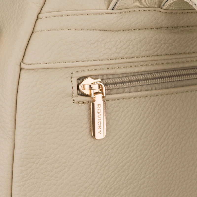 Elegancki plecak damski z bocznymi kieszeniami wykonany ze skóry ekologicznej w beżowym kolorze - Rovicky