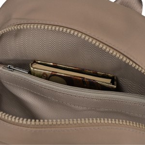 Mały, beżowy plecak damski wykonany z poliestru - Peterson