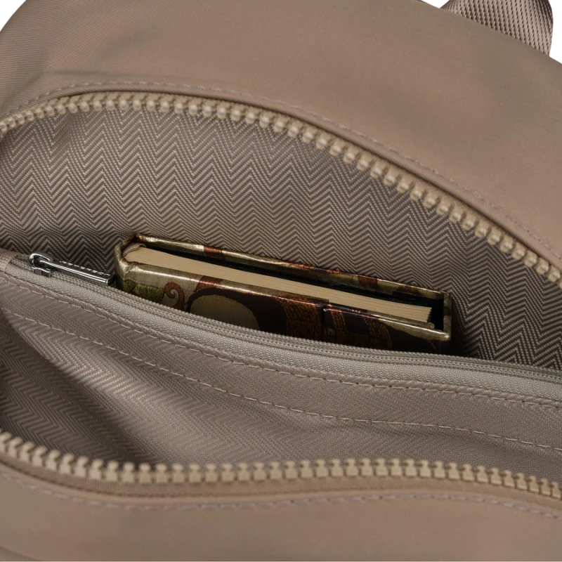 Mały, beżowy plecak damski wykonany z poliestru - Peterson