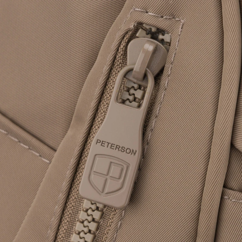 Mały, beżowy plecak damski wykonany z poliestru - Peterson