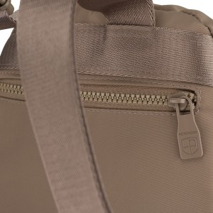 Mały, beżowy plecak damski wykonany z poliestru - Peterson