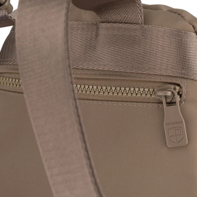 Mały, beżowy plecak damski wykonany z poliestru - Peterson