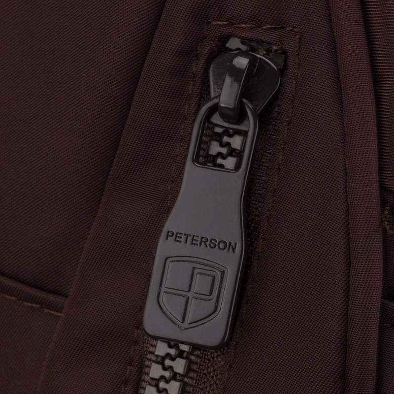 Bordowy, miejski plecak damski wykonany z poliestru - Peterson