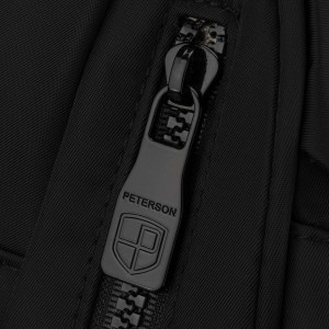 Czarny plecak damski wykonany z poliestru, jednokomorowy i zamykany suwakiem - Peterson