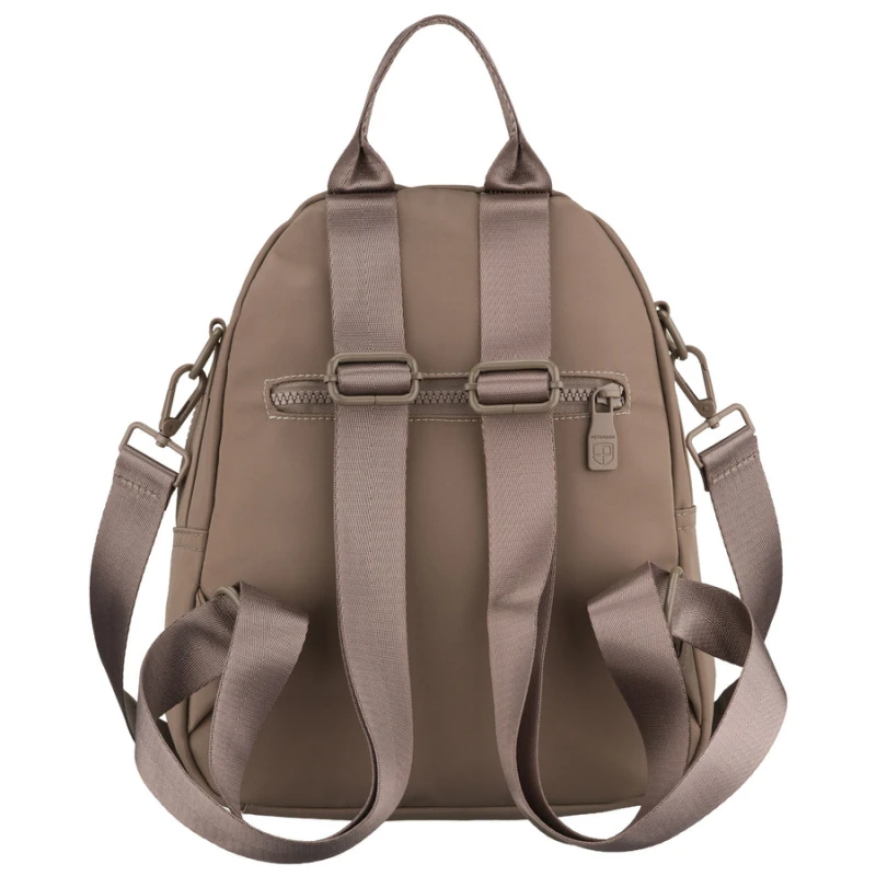 Mały, beżowy plecak damski wykonany z poliestru, wyposażony w dodatkowy pasek - Peterson