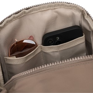 Mały, beżowy plecak damski wykonany z poliestru, wyposażony w dodatkowy pasek - Peterson