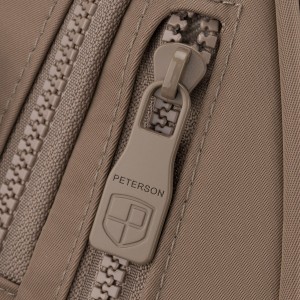 Mały, beżowy plecak damski wykonany z poliestru, wyposażony w dodatkowy pasek - Peterson
