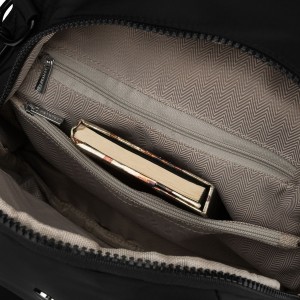 Miejski, czarny plecak damski wykonany z poliestru, zawieszony na regulowanych szelkach - Peterson