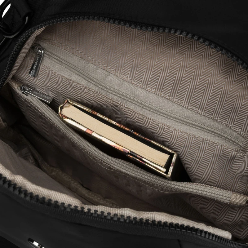 Miejski, czarny plecak damski wykonany z poliestru, zawieszony na regulowanych szelkach - Peterson