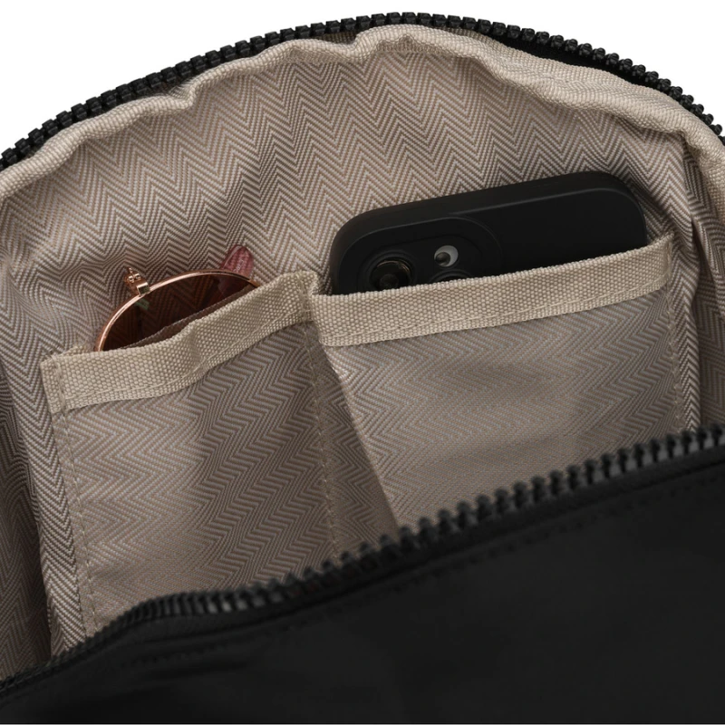 Miejski, czarny plecak damski wykonany z poliestru, zawieszony na regulowanych szelkach - Peterson