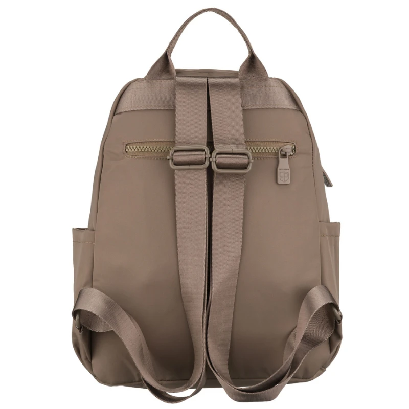 Beżowy plecak damski wykonany z poliestru, zawieszony na regulowanych szelkach - Peterson