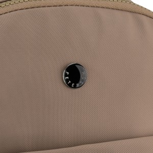 Beżowy plecak damski wykonany z poliestru, zawieszony na regulowanych szelkach - Peterson