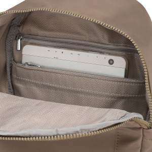 Beżowy plecak damski wykonany z poliestru, zawieszony na regulowanych szelkach - Peterson