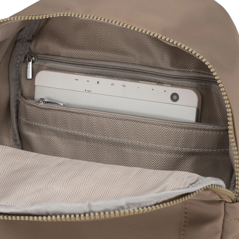 Beżowy plecak damski wykonany z poliestru, zawieszony na regulowanych szelkach - Peterson