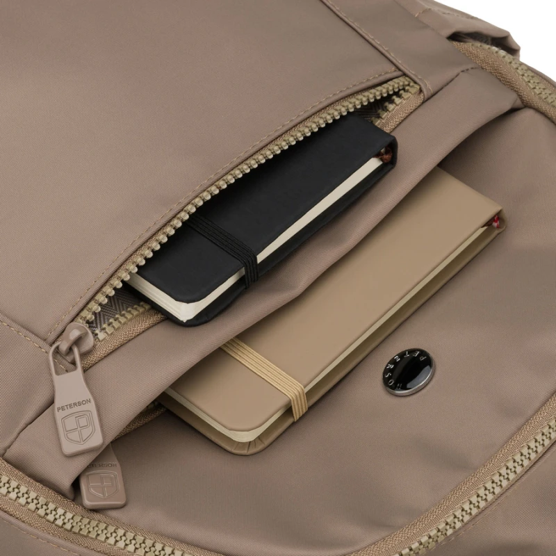 Beżowy plecak damski wykonany z poliestru, zawieszony na regulowanych szelkach - Peterson