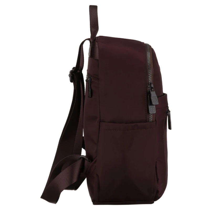 Bordowy plecak damski wykonany z poliestru, zawieszony na regulowanych szelkach - Peterson