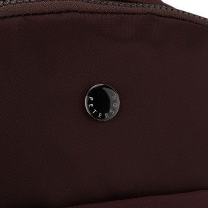 Bordowy plecak damski wykonany z poliestru, zawieszony na regulowanych szelkach - Peterson