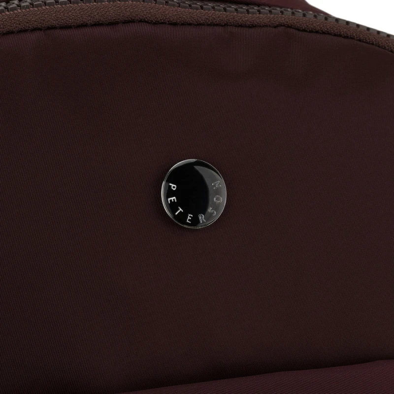 Bordowy plecak damski wykonany z poliestru, zawieszony na regulowanych szelkach - Peterson