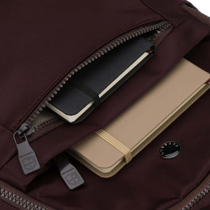 Bordowy plecak damski wykonany z poliestru, zawieszony na regulowanych szelkach - Peterson