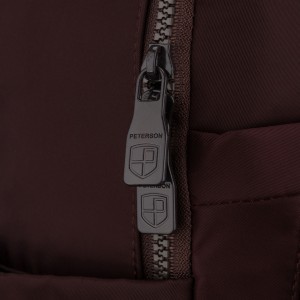 Bordowy plecak damski wykonany z poliestru, zawieszony na regulowanych szelkach - Peterson