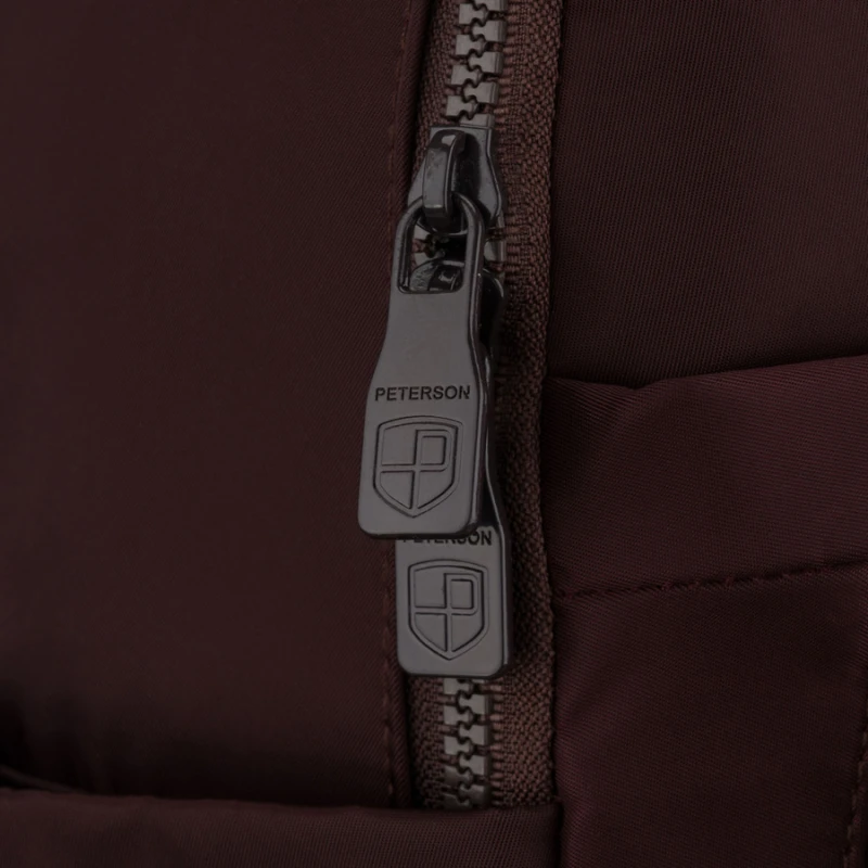 Bordowy plecak damski wykonany z poliestru, zawieszony na regulowanych szelkach - Peterson