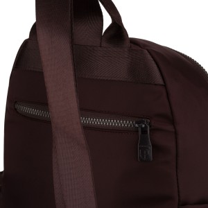 Bordowy plecak damski wykonany z poliestru, zawieszony na regulowanych szelkach - Peterson