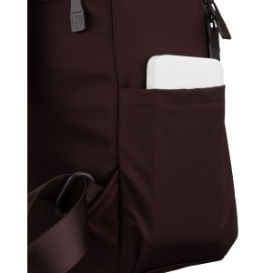Bordowy plecak damski wykonany z poliestru, zawieszony na regulowanych szelkach - Peterson