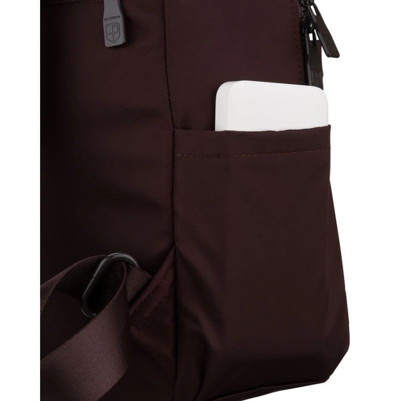 Bordowy plecak damski wykonany z poliestru, zawieszony na regulowanych szelkach - Peterson