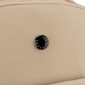 Mały plecak damski wykonany z poliestru w kolorze ecru, jednokomorowy z kieszenią zewnętrzną - Peterson