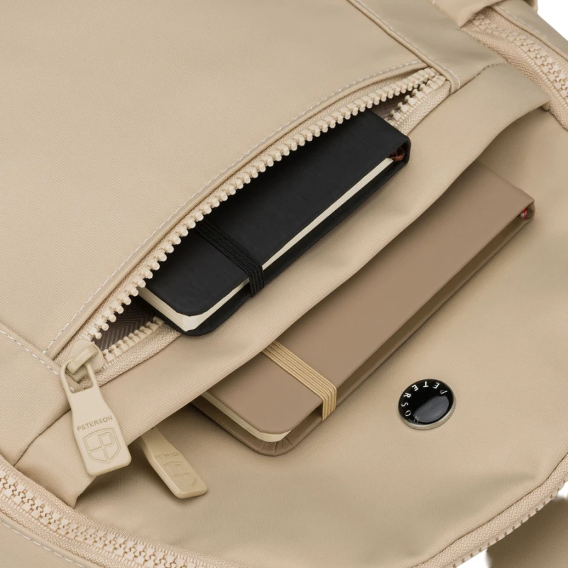 Mały plecak damski wykonany z poliestru w kolorze ecru, jednokomorowy z kieszenią zewnętrzną - Peterson