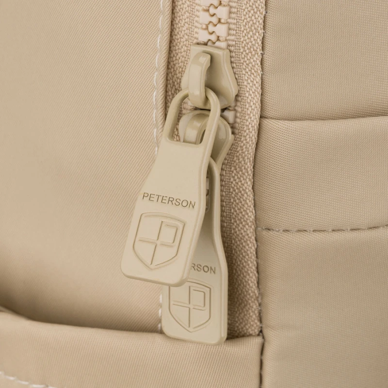 Mały plecak damski wykonany z poliestru w kolorze ecru, jednokomorowy z kieszenią zewnętrzną - Peterson