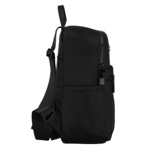 Mały, czarny plecak damski wykonany z poliestru, jednokomorowy z kieszenią zewnętrzną - Peterson